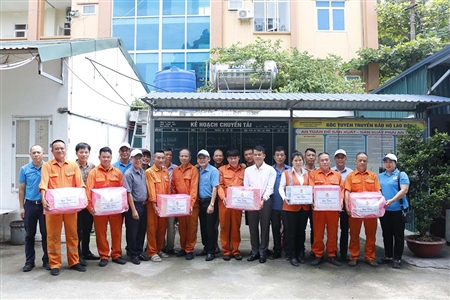 Công đoàn Cảng Hải Phòng tổ chức thăm hỏi, động viên người lao động Làm việc tại khu chuyển tải Hạ Long - tỉnh Quảng Ninh