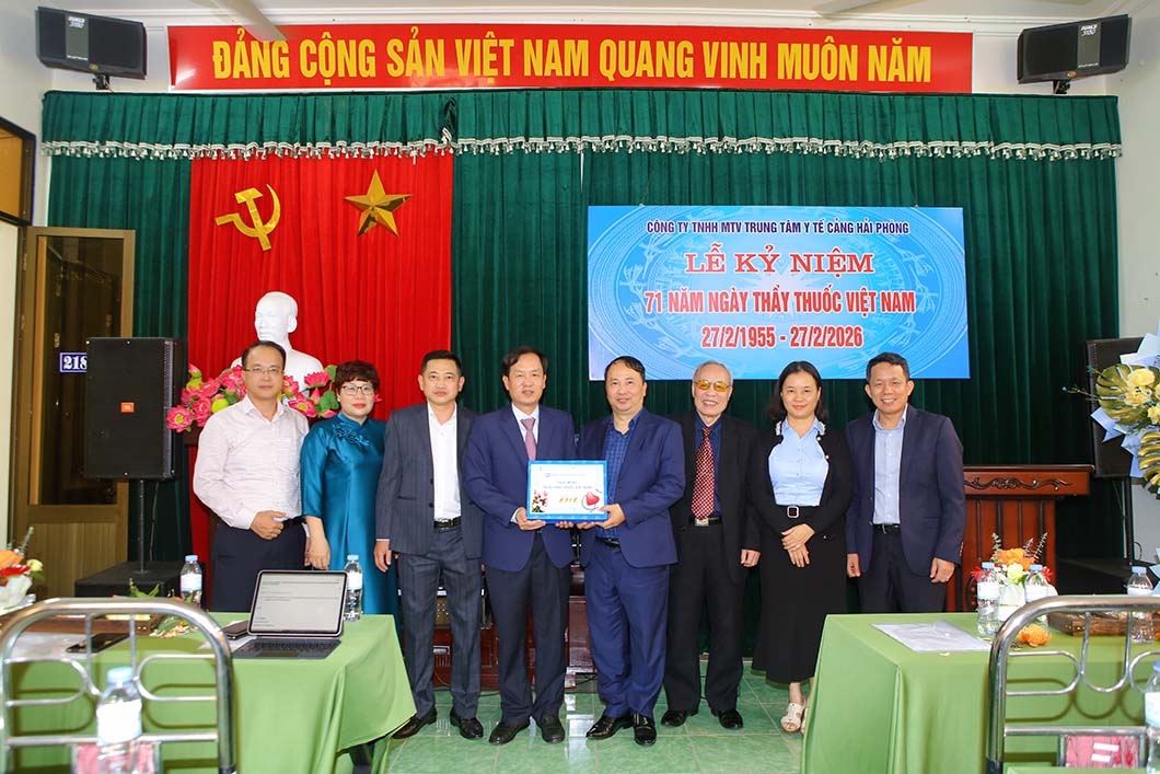 Lãnh đạo Cảng Hải Phòng thăm, chúc mừng Công ty TNHH MTV Trung tâm Y tế Cảng Hải Phòng nhân ngày Thầy thuốc Việt Nam 27/02