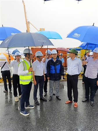 Thứ trưởng Bộ Xây dựng Nguyễn Xuân Sang kiểm tra công tác ứng phó với bão 3 tại khu bến cảng Lạch Huyện