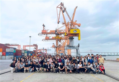 Cảng Hải Phòng – giảng đường thực tiễn của sinh viên logistics trong nước và quốc tế