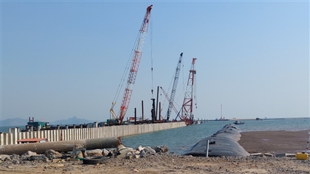 Sôi động công trường thi công dự án Đầu tư xây dựng bến container số 3 và số 4 Cảng cửa ngõ quốc tế Hải Phòng tại Lạch Huyện