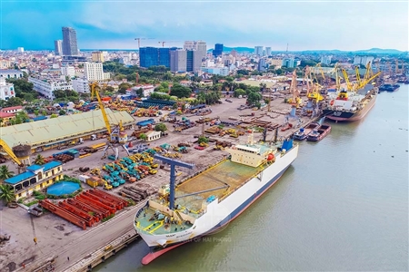 Quận Ngô Quyền (Hải Phòng) yêu cầu các chủ hàng phải di chuyển 5.000 m3 hàng hóa đang tồn nhiều năm nay tại cảng Hoàng Diệu.