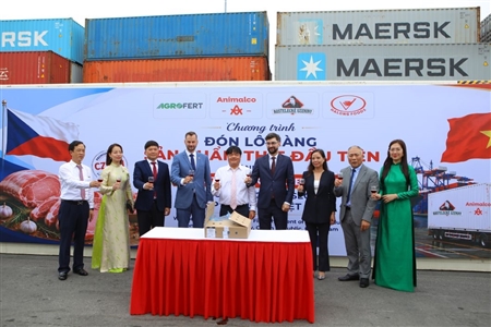 Đón lô hàng sản phẩm thịt đầu tiên từ Nhà máy Kostelecké Uzeniny (Cộng hòa Séc) nhập khẩu vào Việt Nam qua Cảng Tân Vũ