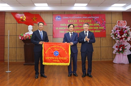 CẢNG HẢI PHÒNG TRIỂN KHAI CÔNG TÁC XÂY DỰNG ĐẢNG VÀ NHIỆM VỤ SẢN XUẤT KINH DOANH NĂM 2026, TRAO TẶNG HUY HIỆU 30 NĂM TUỔI ĐẢNG