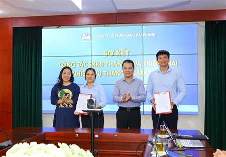 Cảng Hải Phòng duy trì đà tăng trưởng, khen thưởng tập thể, cá nhân xuất sắc tháng 5/2026