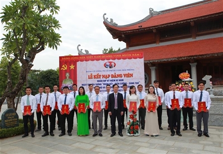 Đảng bộ Công ty cổ phần Cảng Hải Phòng tổ chức Lễ kết nạp Đảng cho 20 Đảng viên mới tại Nhà tưởng niệm đồng chí Nguyễn Đức Cảnh