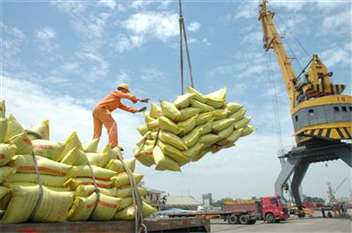Đối với xếp dỡ hàng container, cảng có phụ phí xếp dỡ đối với container nguy hiểm, quá khổ ko?