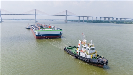 Cảng Hải Phòng lai dắt thành công 2 sà lan biển được đóng mới lên tàu mẹ xuất khẩu đi Canada.