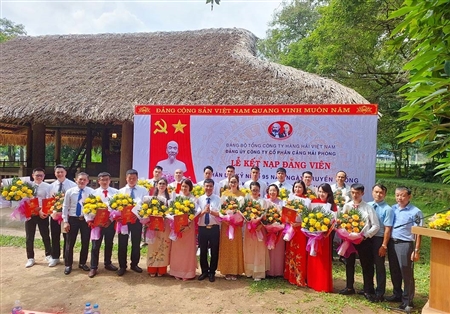 Đảng bộ Công ty cổ phần Cảng Hải Phòng tổ chức Lễ kết nạp Đảng cho 20 đảng viên mới tại Khu di tích lịch sử ATK Tân Trào, tỉnh Tuyên Quang