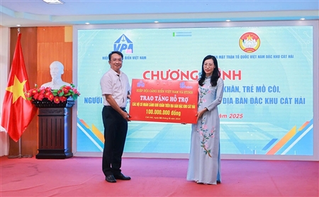 Hiệp hội Cảng biển Việt Nam trao 100 triệu đồng hỗ trợ an sinh tại đặc khu Cát Hải, Hải Phòng