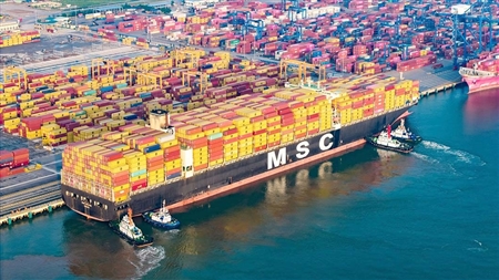 Cảng HTIT (Cảng Hải Phòng) tiếp nhận thành công tàu container lớn nhất từng cập cụm cảng nước sâu Lạch Huyện