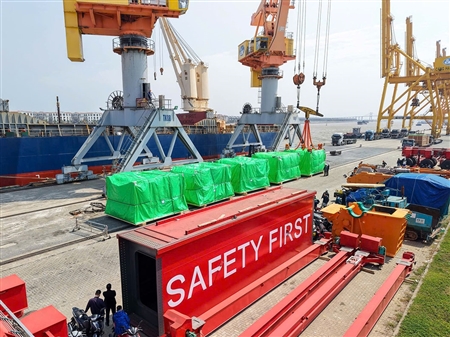 Cảng Hoàng Diệu Chùa Vẽ khai thác thành công chuyến tàu chở thiết bị siêu trường siêu trọng