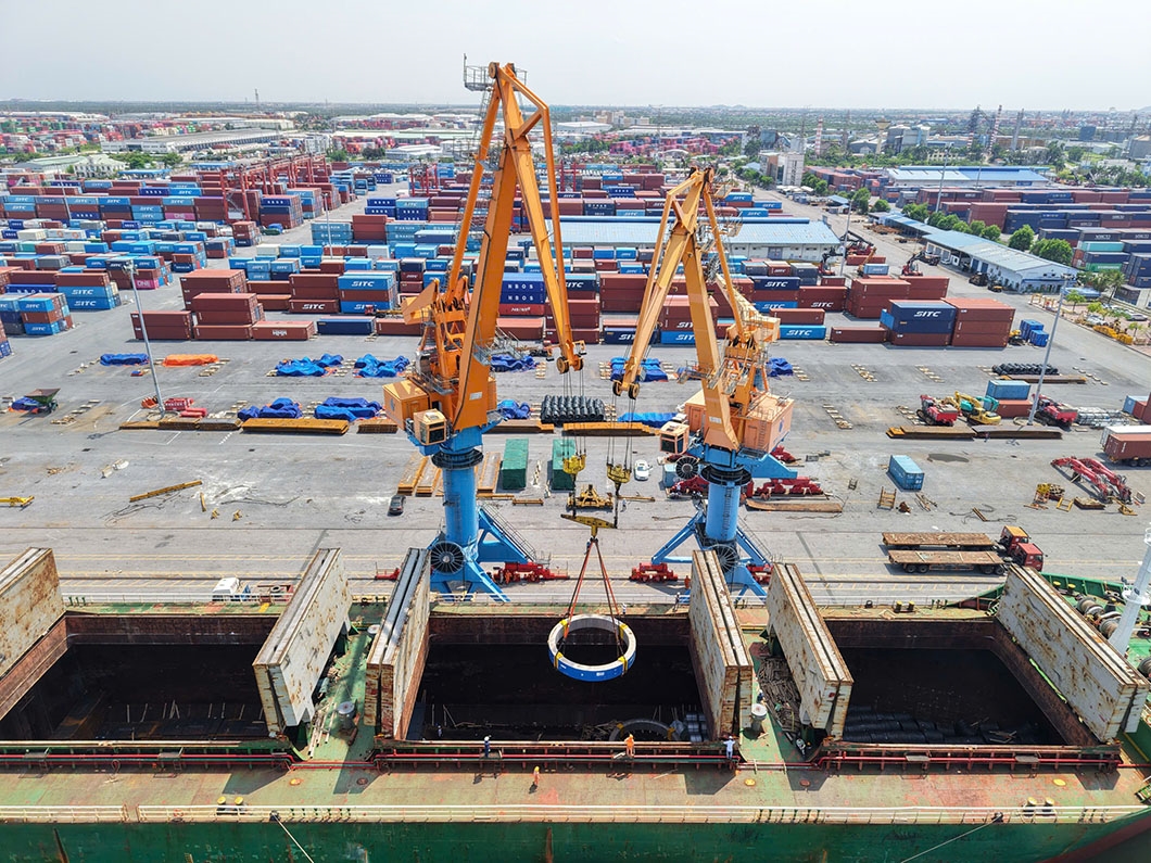 Cảng Hoàng Diệu Chùa Vẽ phối hợp với Cảng Đình Vũ khai thác thành công lô hàng siêu trường siêu trọng